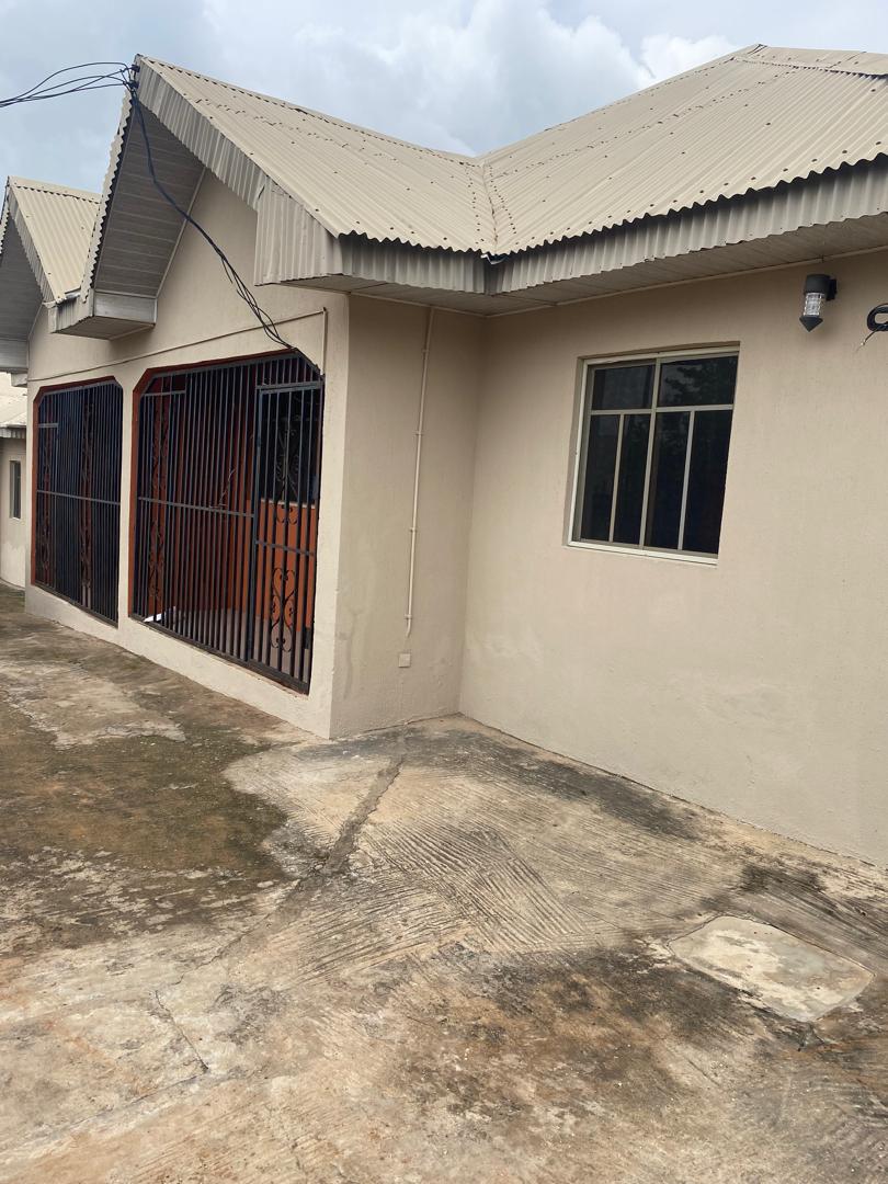 Massively built 7 unit room and parlor self contain at odo ona kekere — ₦50,000,000 | GidiStay — 7 bed house in Odo ona kekere, Ibadan (additional view)