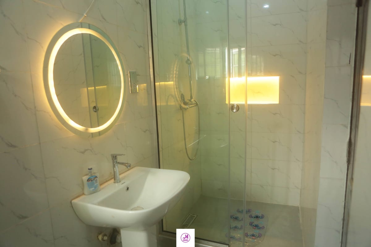 GEZA LUXURY APARTMENT ALALUBOSA IBADAN — ₦75,000/night | GidiStay — 3 bed apartment in Alalubosa GRA, Ibadan (bedroom view)