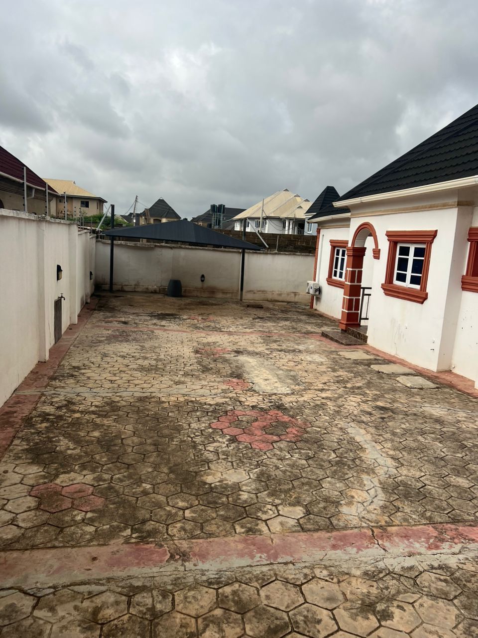 A standard 4bedrooms self compound  at Ajila peace estate Elebu  — 4 bed house in Elebu off akala express oluyole extension ibadan, Ibadan (interior)