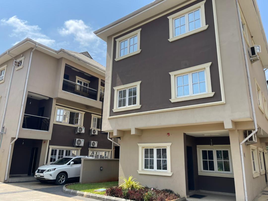 Fully Detached 4 Bedroom House + Room service Quarter in IKEJA GRA — ₦25,000,000/year | GidiStay — 4 bed house in Ikeja, Lagos (main view)