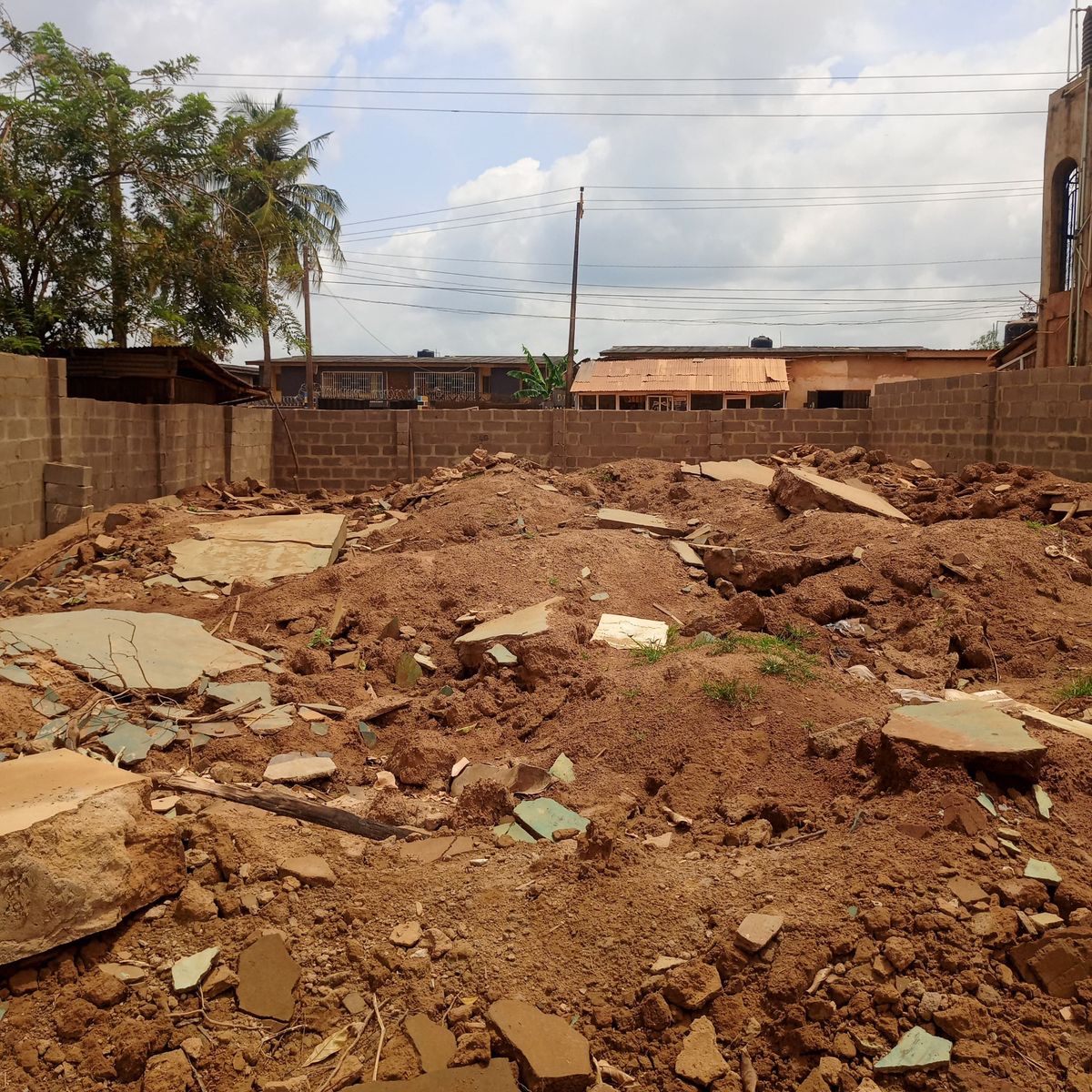 A WELL FENCED PLOT OF LAND DIRECTLY FACING THE MAIN ROAD AT TPPER GARAGE JUNCTION AKALA EXPRESS — ₦1,500,000/year | GidiStay — 1 bed land in Off akala express, Ibadan (main view)