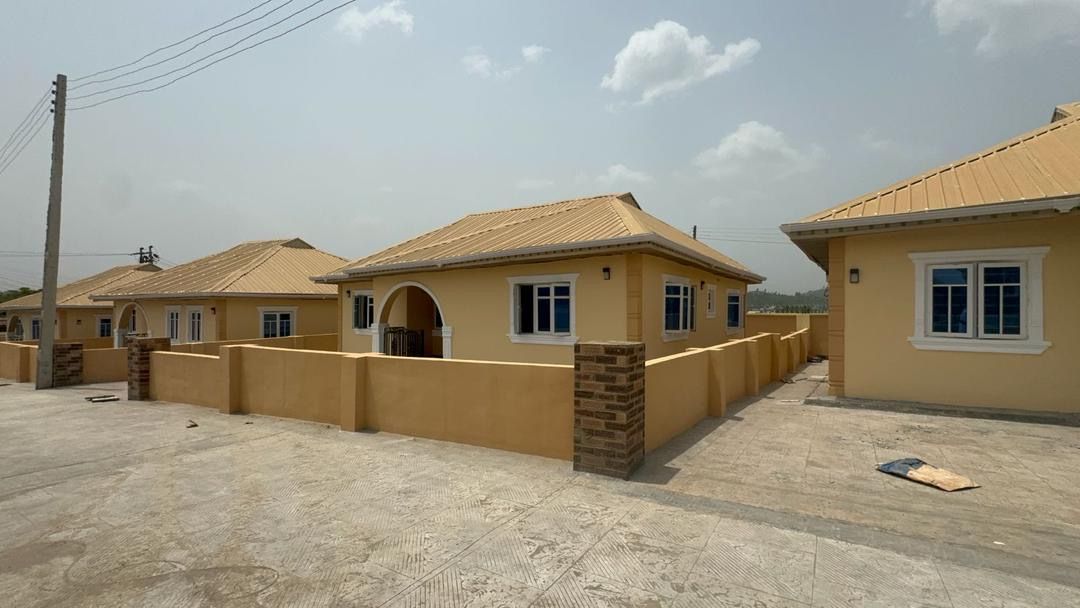 3bedroom to let — ₦1,400,000/year | GidiStay — 3 bed house in Apete, Ibadan (main view)