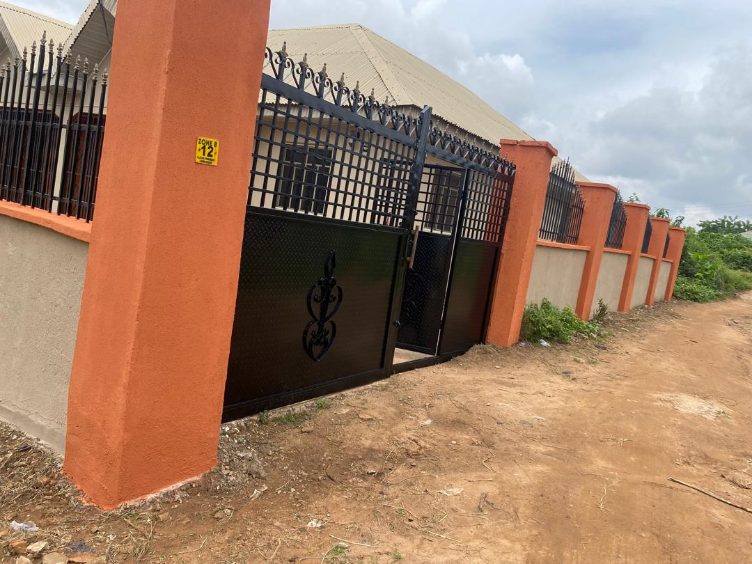 Massively built 7 unit room and parlor self contain at odo ona kekere — ₦50,000,000 | GidiStay — 7 bed house in Odo ona kekere, Ibadan (main view)