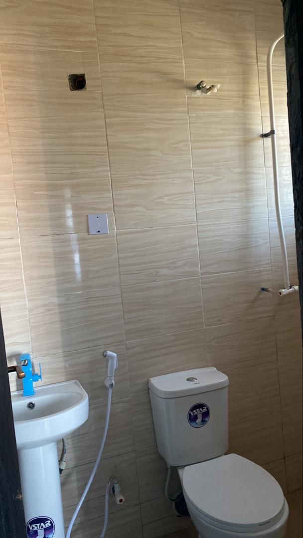 To let 3 bedroom Flat — ₦1,000,000/year | GidiStay — 3 bed house in Off akala express, Ibadan (additional view)